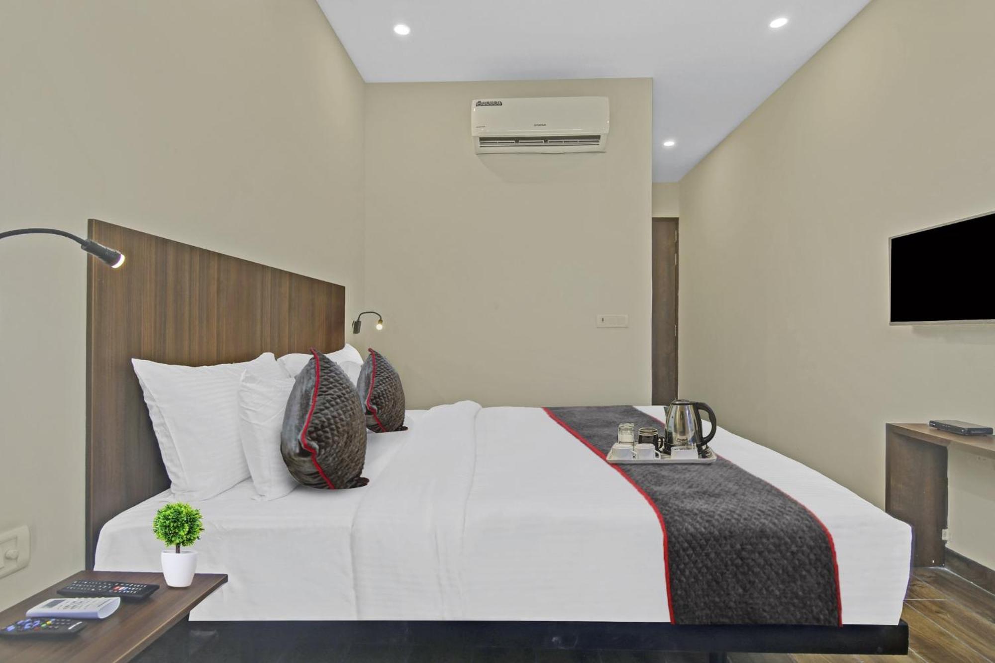 Townhouse Golden Frame Hotel Газиабад Екстериор снимка