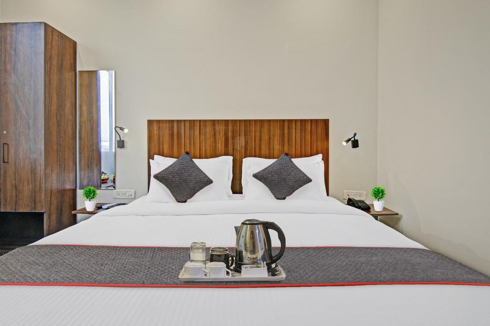 Townhouse Golden Frame Hotel Газиабад Екстериор снимка