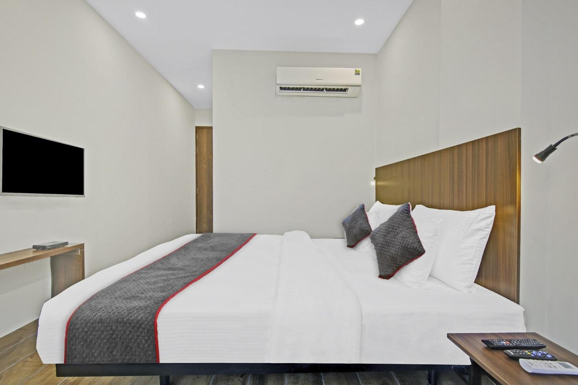 Townhouse Golden Frame Hotel Газиабад Екстериор снимка