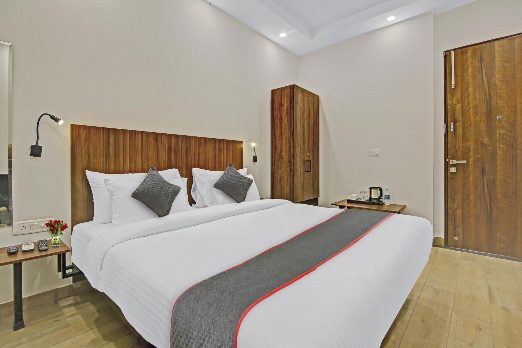 Townhouse Golden Frame Hotel Газиабад Екстериор снимка