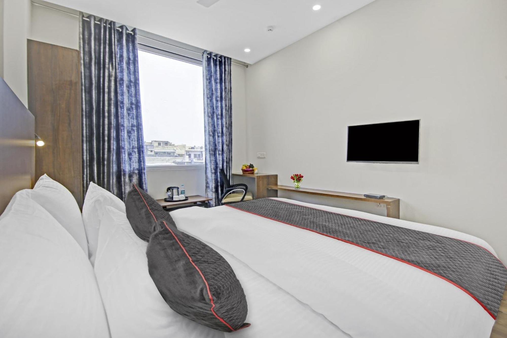 Townhouse Golden Frame Hotel Газиабад Екстериор снимка