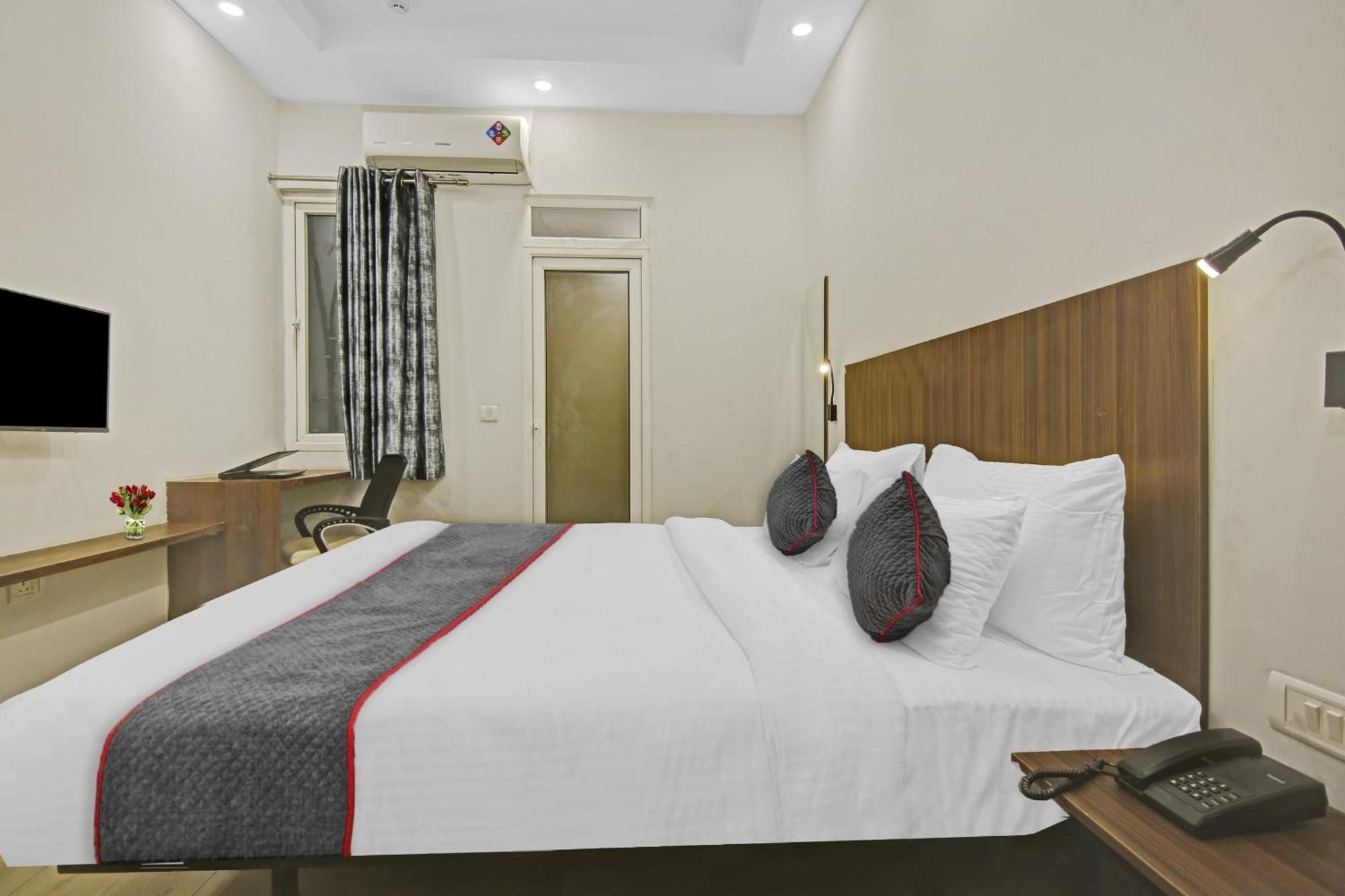 Townhouse Golden Frame Hotel Газиабад Екстериор снимка