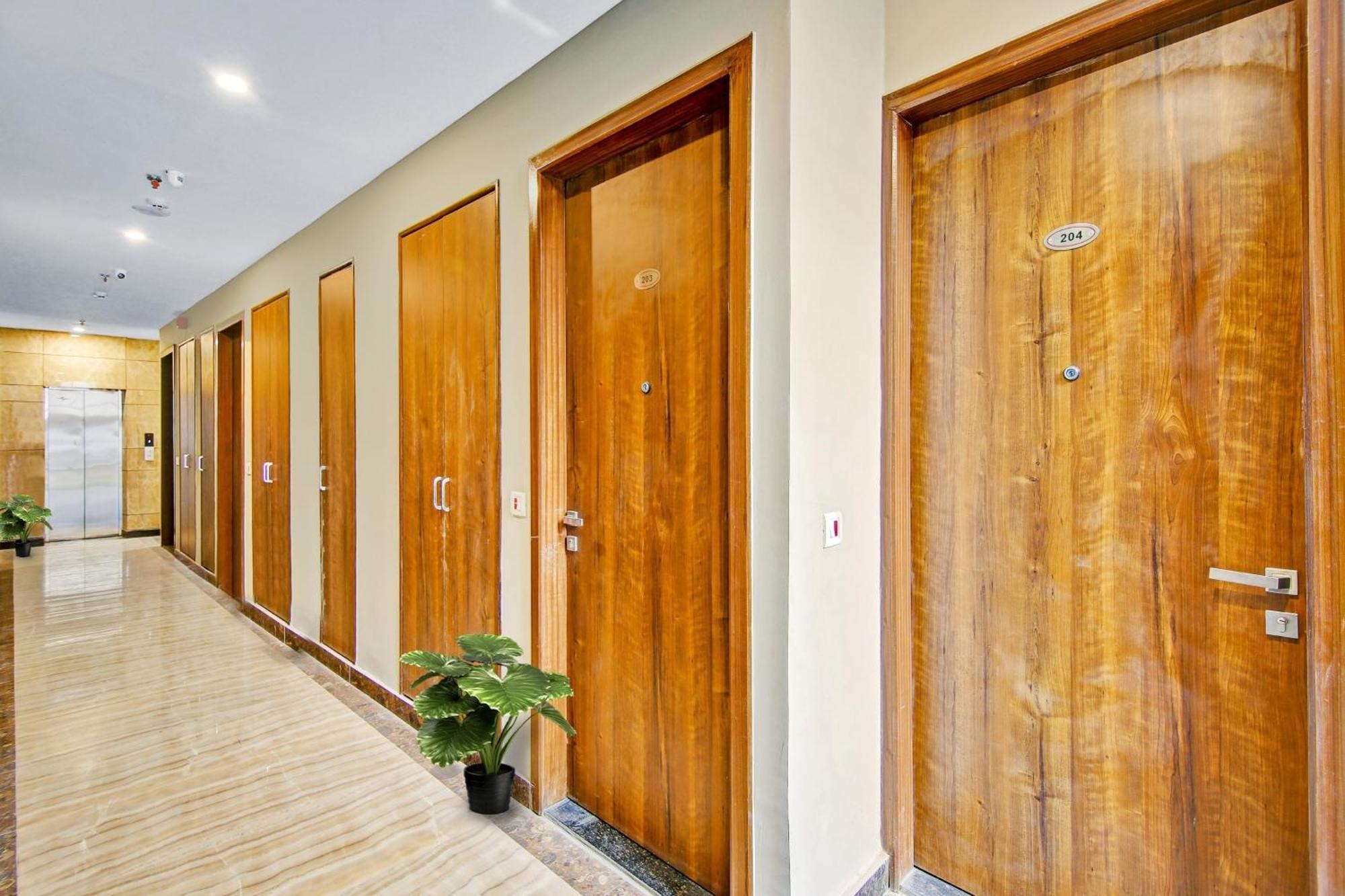 Townhouse Golden Frame Hotel Газиабад Екстериор снимка