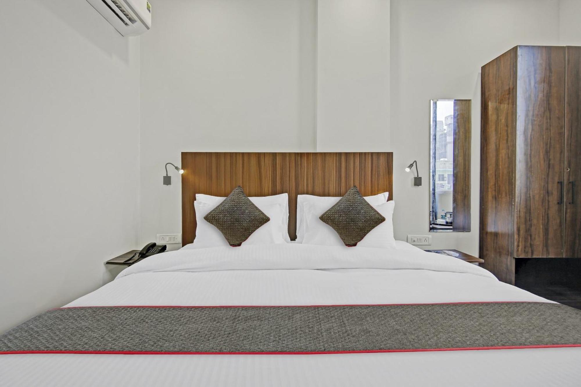 Townhouse Golden Frame Hotel Газиабад Екстериор снимка
