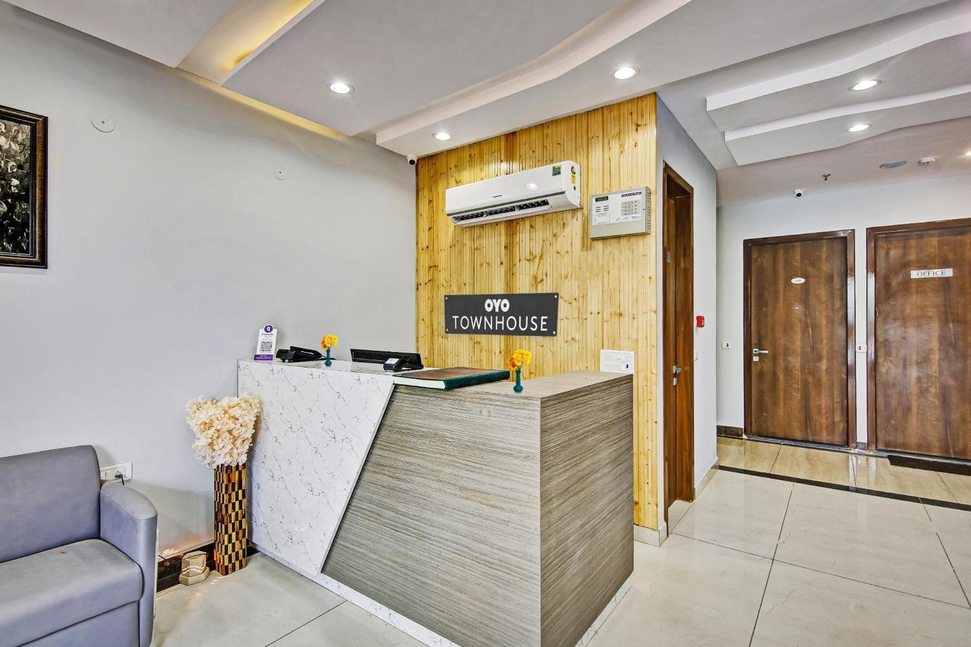 Townhouse Golden Frame Hotel Газиабад Екстериор снимка