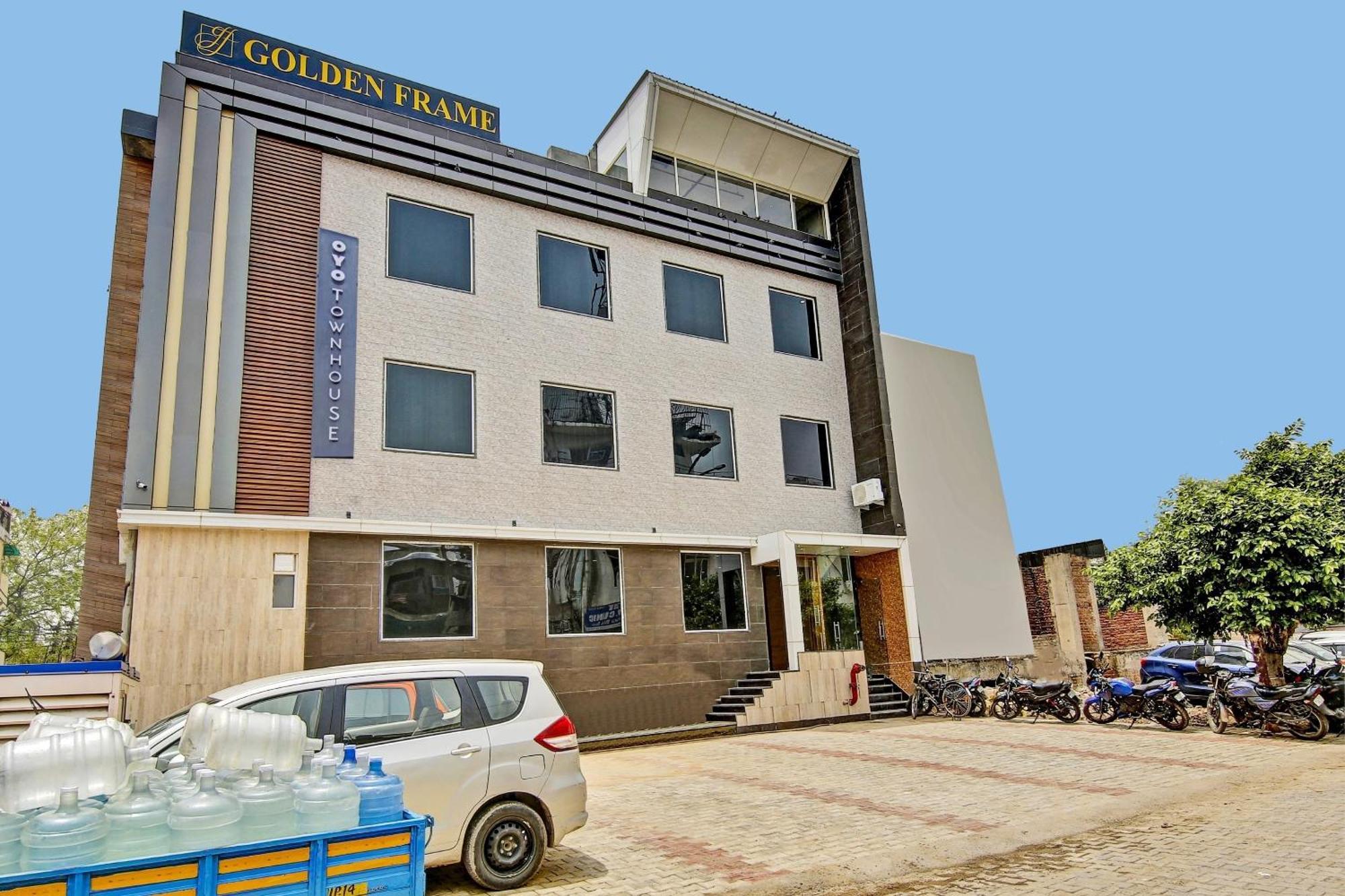 Townhouse Golden Frame Hotel Газиабад Екстериор снимка