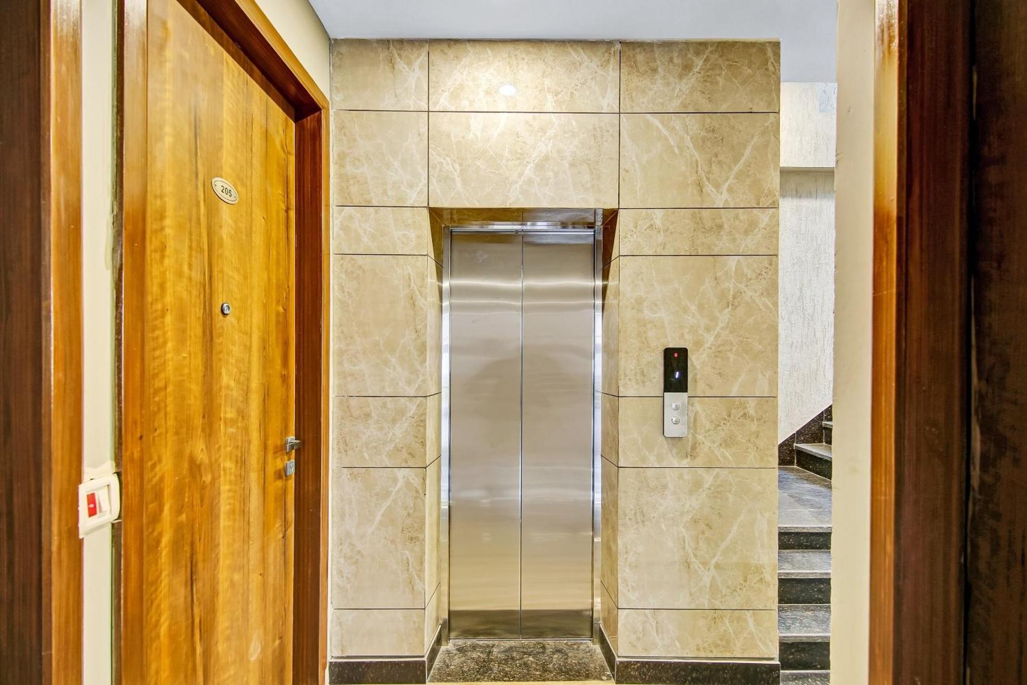 Townhouse Golden Frame Hotel Газиабад Екстериор снимка