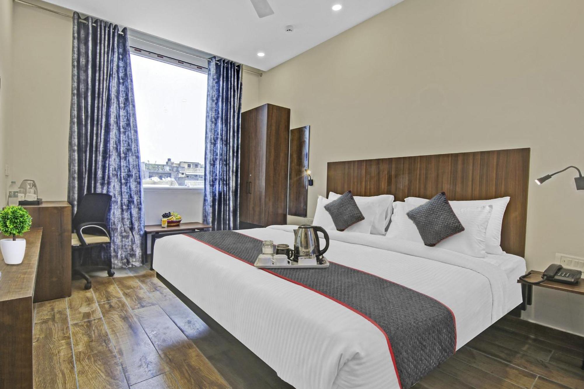 Townhouse Golden Frame Hotel Газиабад Екстериор снимка