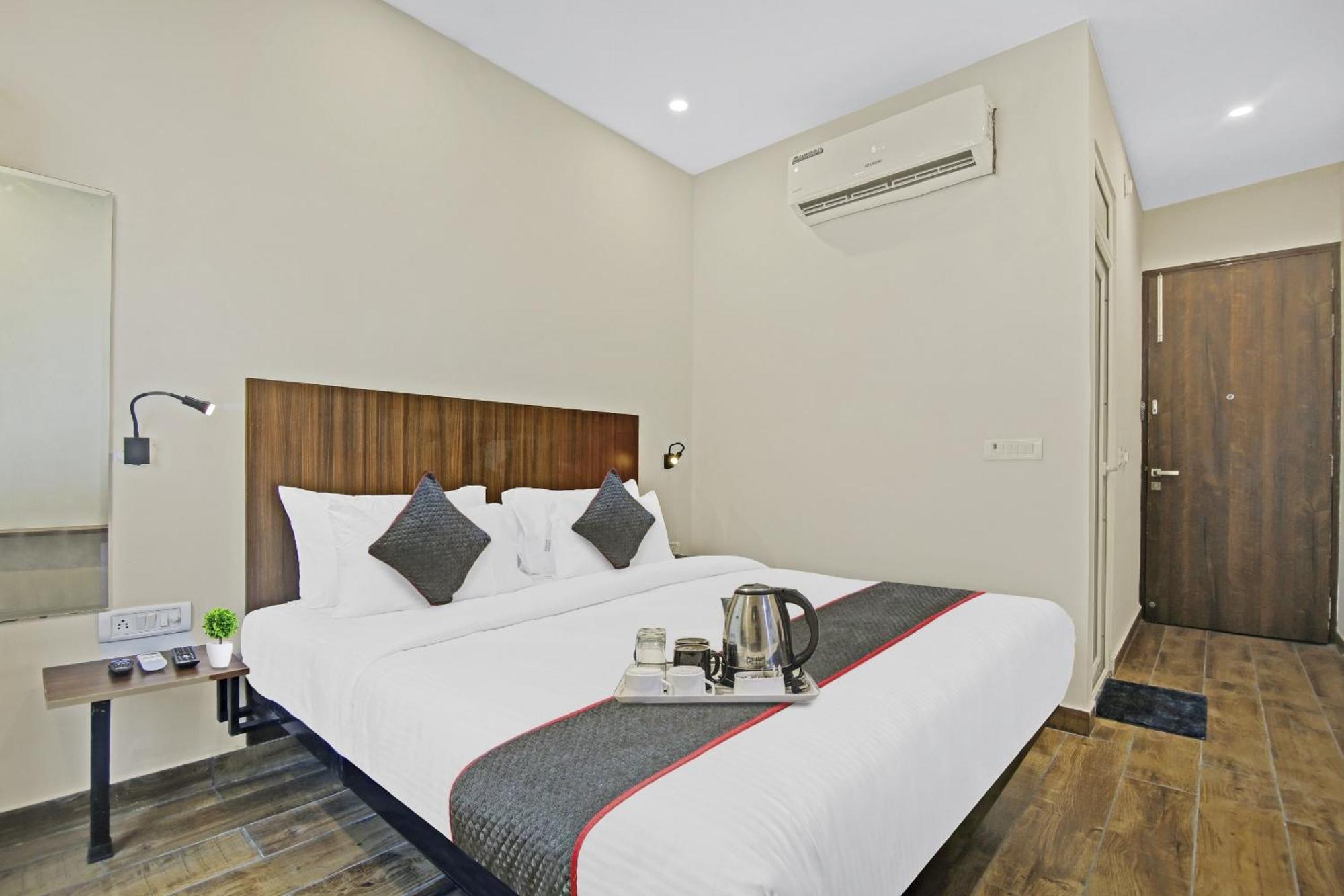 Townhouse Golden Frame Hotel Газиабад Екстериор снимка