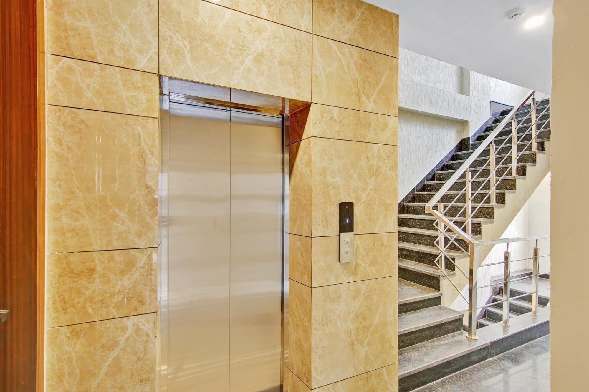 Townhouse Golden Frame Hotel Газиабад Екстериор снимка