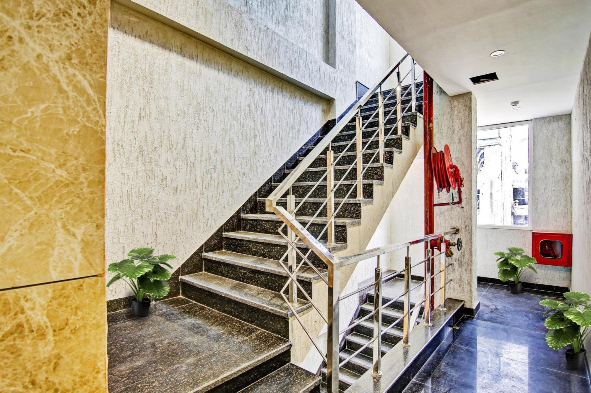 Townhouse Golden Frame Hotel Газиабад Екстериор снимка